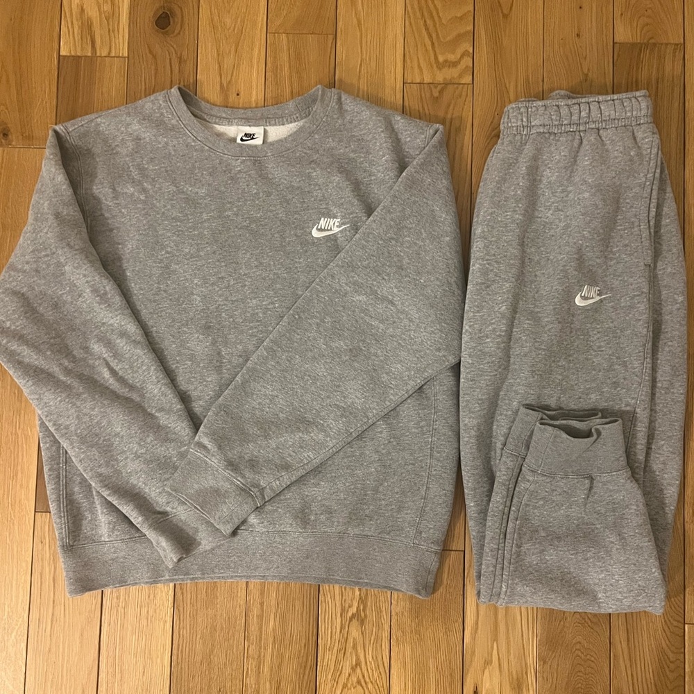 NIKE GREY SWEATSUIT